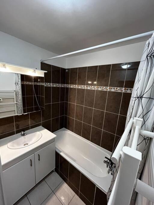 Apartment 3 Pieces Gare De *